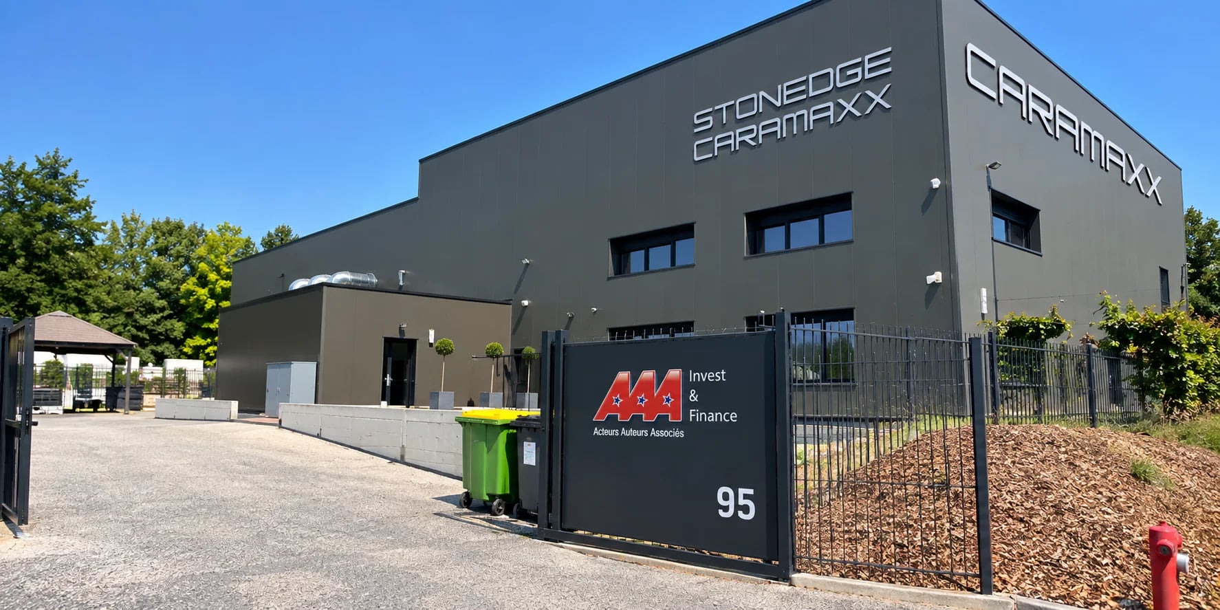 Façade et portail du numéro 95 — enseigne AAA Invest & Finance